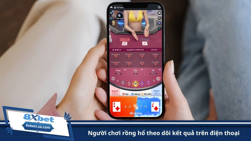 người chơi rồng hổ theo dõi kết quả trên điện thoại